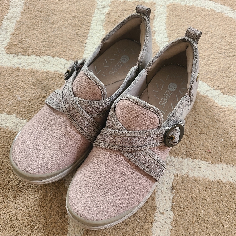 BZEES slip on sneakers excellent condition size 8